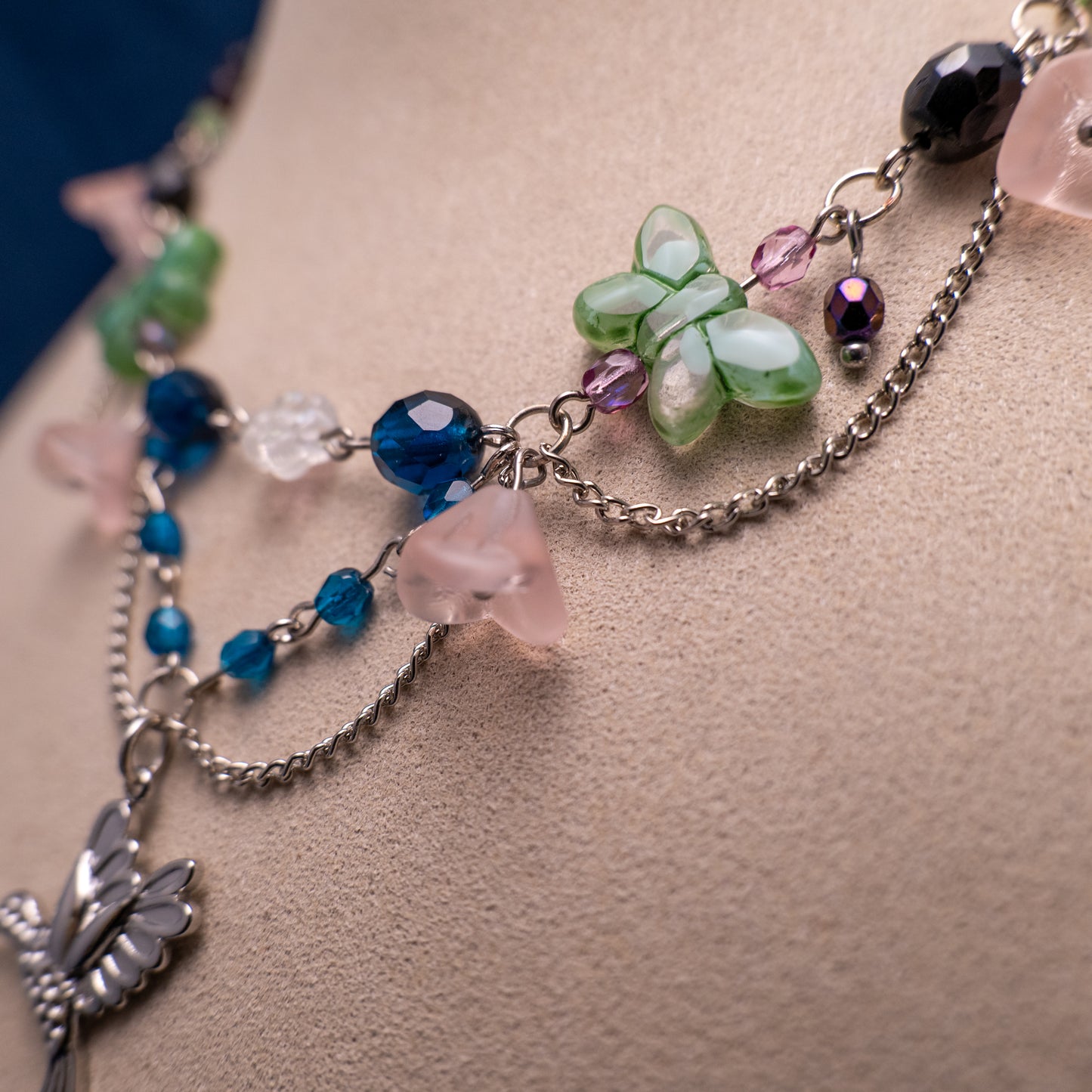 Ketting met kolibrie en bloemkralen