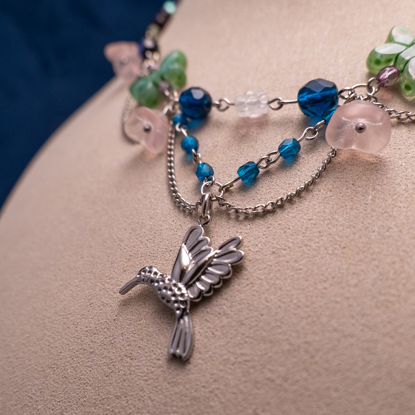 Ketting met kolibrie en bloemkralen