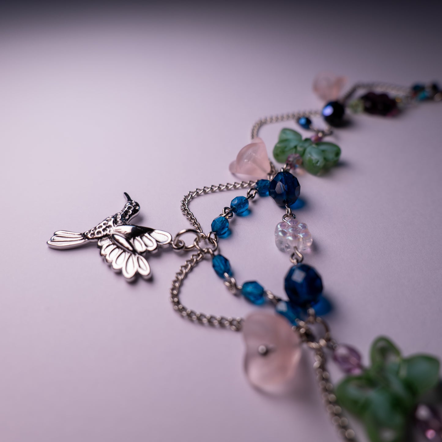 Ketting met kolibrie en bloemkralen