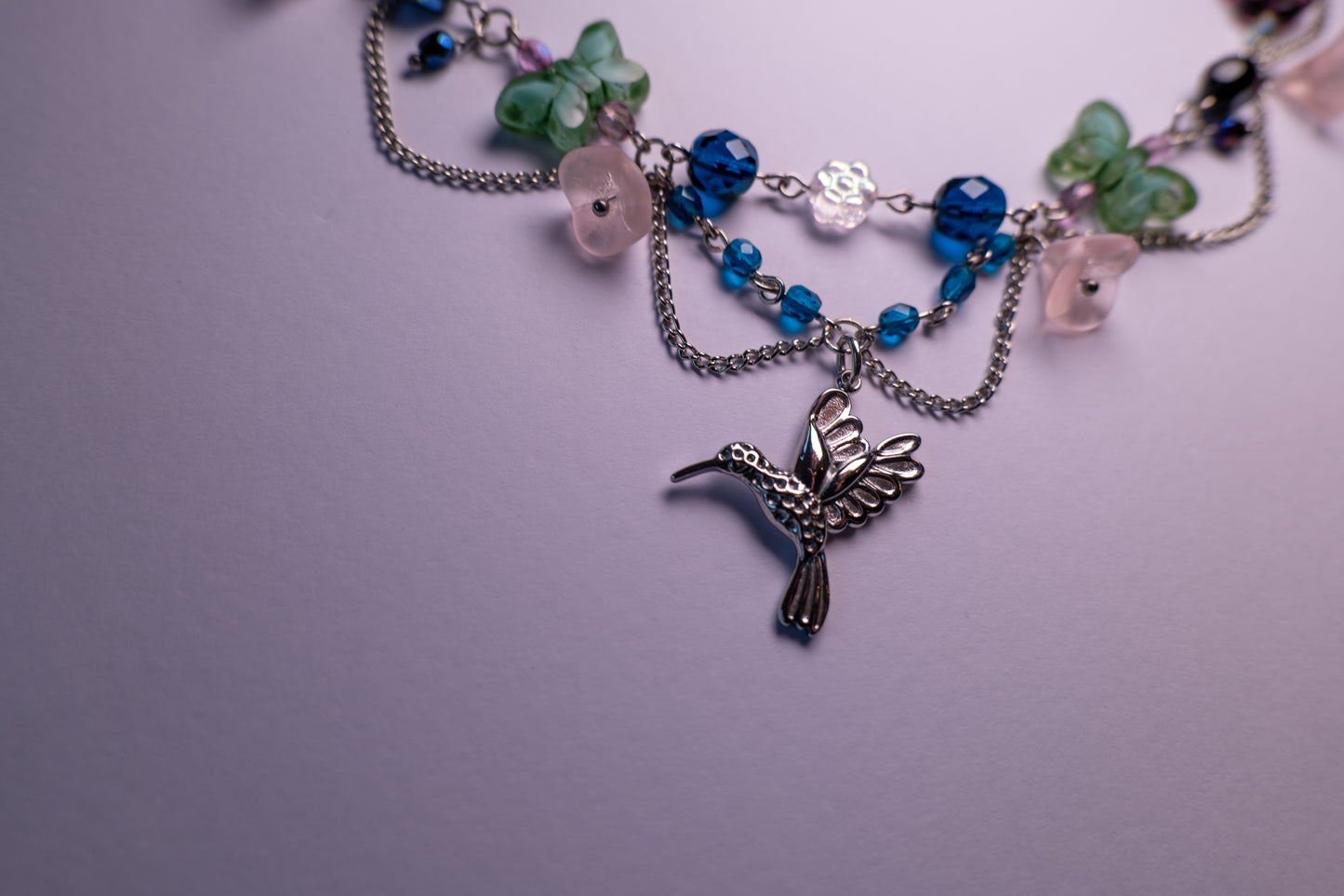 Ketting met kolibrie en bloemkralen