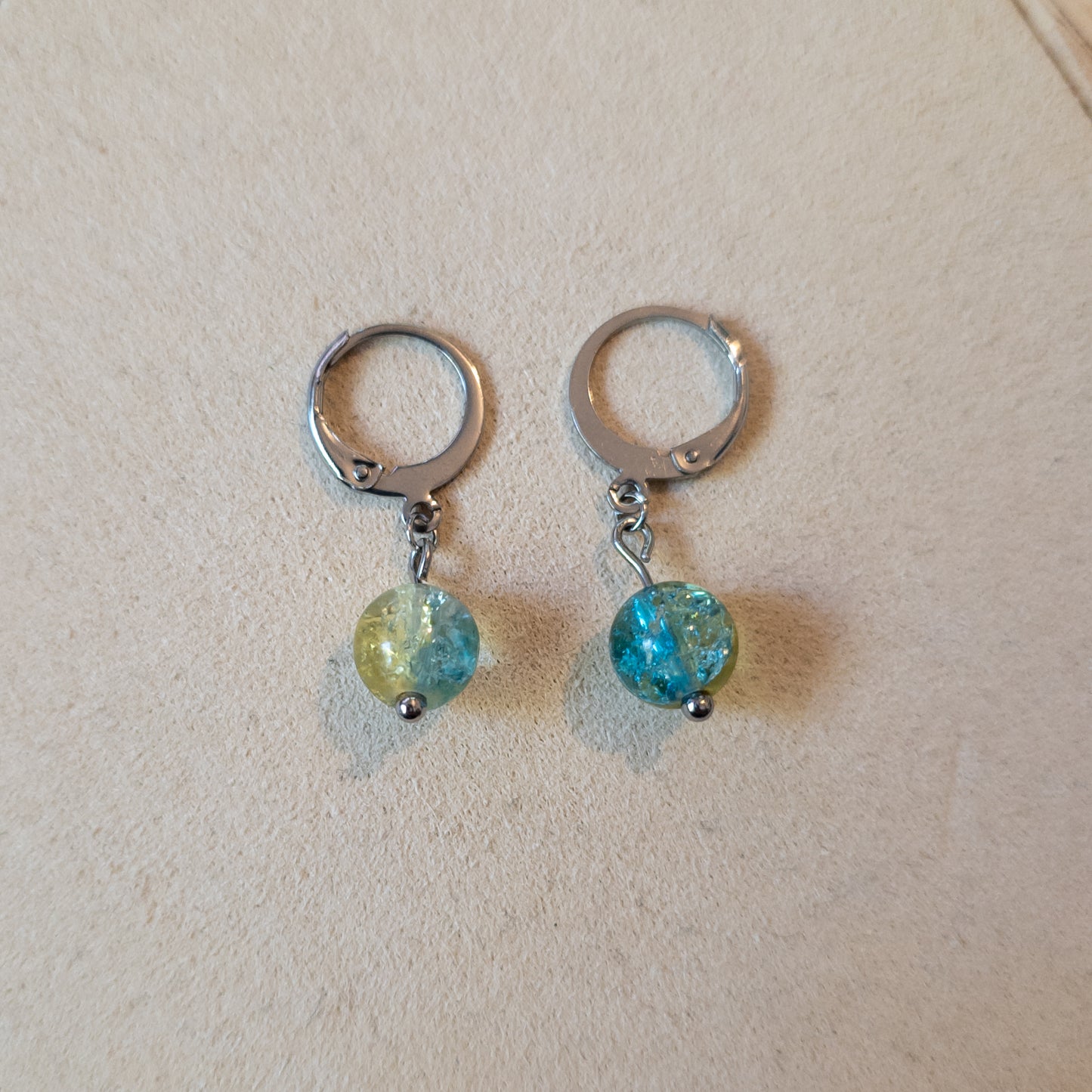 Kleine oorbellen met craquelé glaskralen