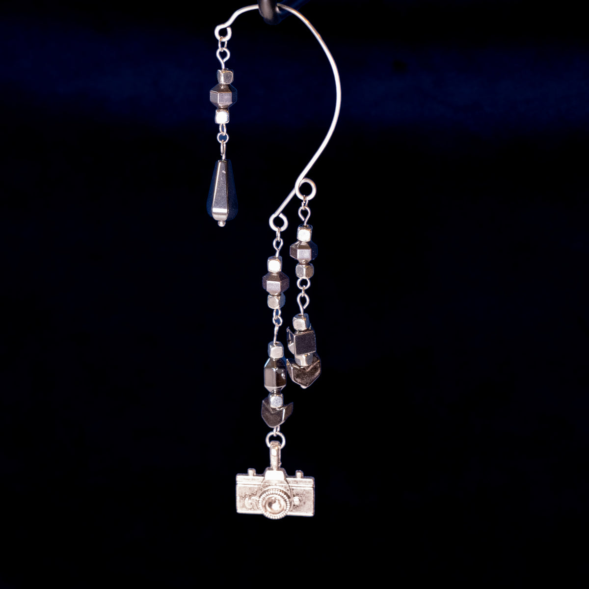 Ear cuff Camera met hematiet kralen en zilverkleurige metalen kralen, met camera bedel.