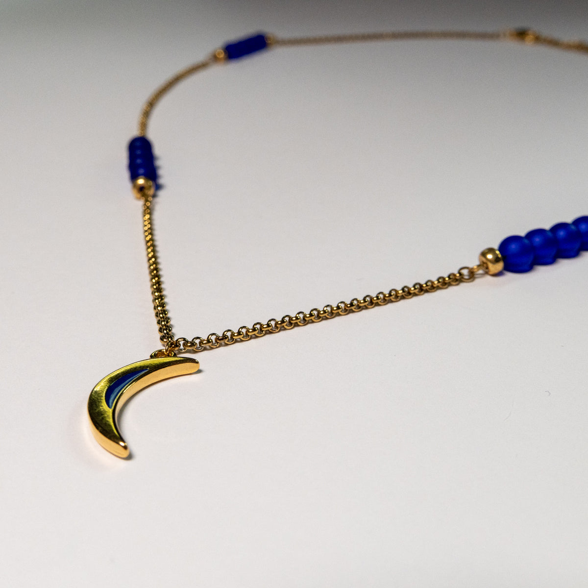Midnight Moon ketting met maan en donkerblauwe kralen