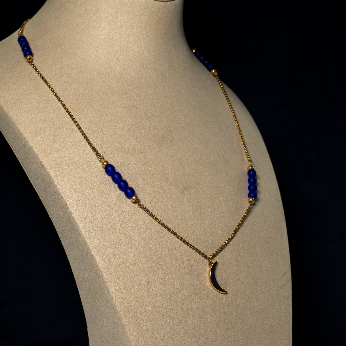 Midnight Moon ketting met maan en donkerblauwe kralen