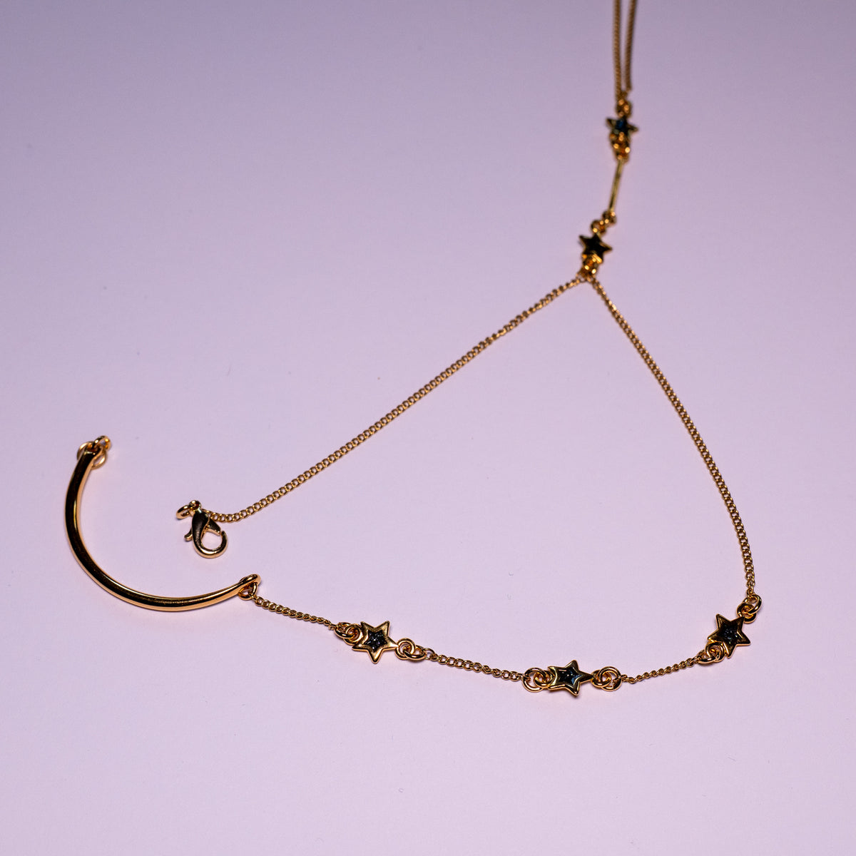 Starlit Path Hand Chain | Goudkleurige handsieraad met zwarte sterren