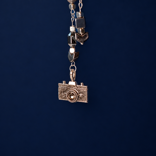 Camera ear cuff op blauwe achtergrond
