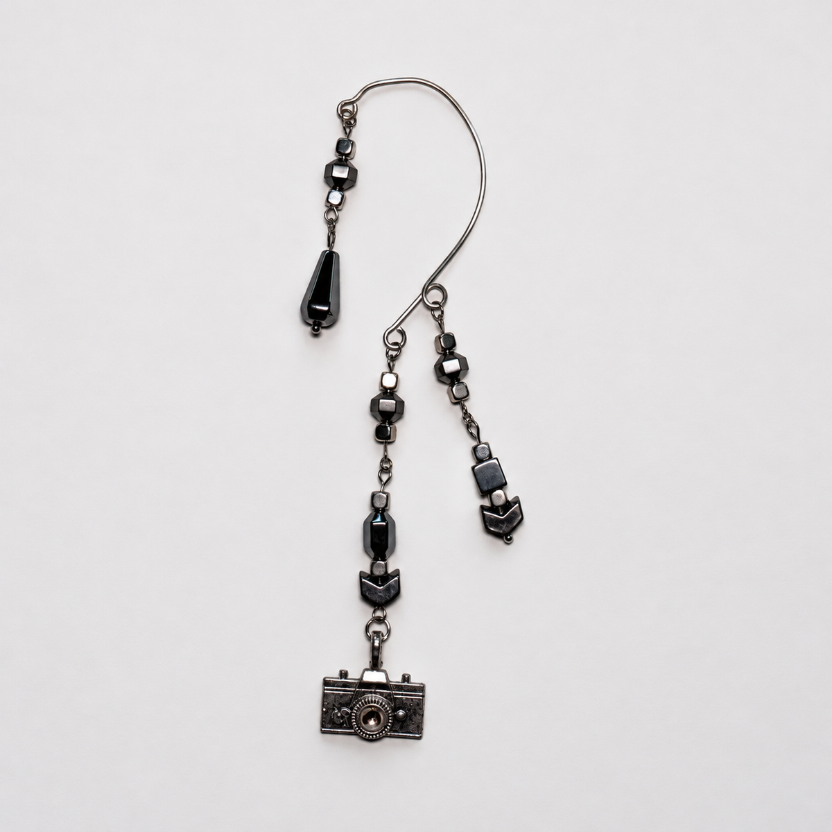 Camera ear cuff op witte achtergrond